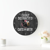 Easily Distracted by Cats and Beer Large Clock Große Wanduhr (Zuhause)
