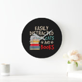 Easily Distracted by Cats and Books | Funny Cat Große Wanduhr (Zuhause)