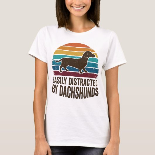 Easily Distracted By Dachshunds Retro Sunset Funny T-Shirt (Vorderseite)