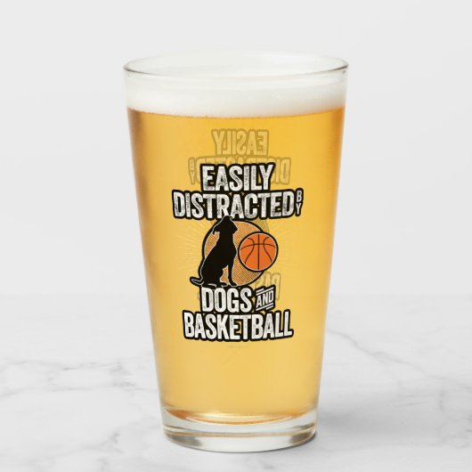 Easily Distracted by Dogs & Basketball Glas (Vorne (Gefüllt))