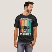 Easily Distracted by Drones Drone Pilot Enthusias T-Shirt (Vorne ganz)