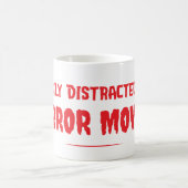 Easily Distracted By Horror Movies Slasher Film Kaffeetasse (Mittel)