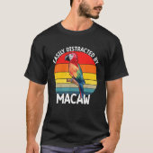 Easily Distracted By Scarlet Macaw Colourful Parro T-Shirt (Vorderseite)