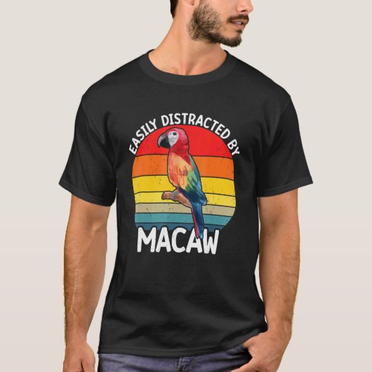 Easily Distracted By Scarlet Macaw Colourful Parro T-Shirt (Vorderseite)