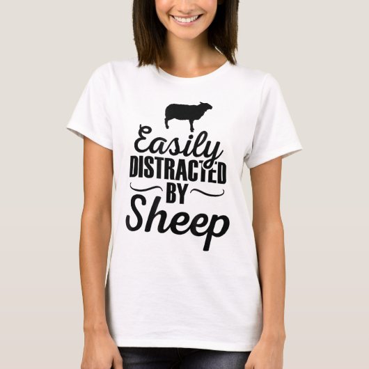 Easily Distracted by Sheep Funny Design T-Shirt (Vorderseite)