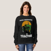 Easily Distracted By Tractors Funny Farmer Quote Sweatshirt (Vorne ganz)