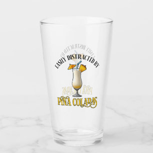 Easily von Pina Coladas abgelenkt Glas