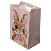 Easter Bunny with Glasses & Bow – Embroidered Look Mittlere Geschenktüte (Rückseite Schrägansicht)