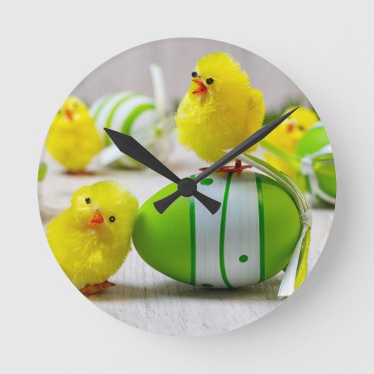 Easter Decoration - Easter egg and chicks Runde Wanduhr (Vorderseite)