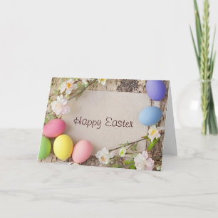 Easter Eggs and Note on Wooden Background Feiertagskarte