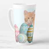 Easter Kitten Photo with Painted Eggs Milchtasse (Linke Ecke)