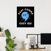Easy Comma Easy Go Funny Punctuation Pun Dark BG Poster (Heimbüro)