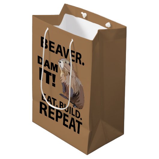 Eat Build Repeat Funny Beaver Animal Mittlere Geschenktüte (Vorderseite Schrägansicht)