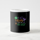 Eat Drink And Be Scary Essential Retro Graphic Jumbo-Tasse (Vorderseite)