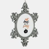 Eat Drink And Be Scary Funny Halloween Schneeflocken Zinn-Ornament (Links)