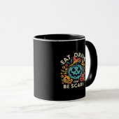 Eat Drink And Be Scary Halloween Party Funny Trend Tasse (VorderseiteRechts)