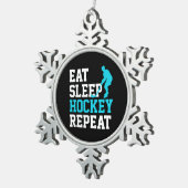 Eat Sleep Hockey Wiederholung Schneeflocken Zinn-Ornament (Rechts)