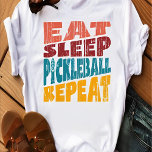 Eat Sleep Pickleball wiederholen T-Shirt<br><div class="desc">Erhöhen Sie Ihr Spiel mit dem 'Eat Sleep Pickleball Repeat' Getriebe. Ideal für leidenschaftliche Pickleball-Spieler. Jetzt shoppen!</div>