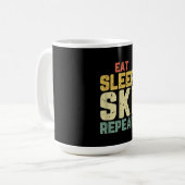 Eat Sleep Ski Repeat Skiing Skier Kaffeetasse (Vorderseite Links)
