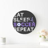 Eat+Sleep+soccer+Repeat Große Wanduhr (Zuhause)