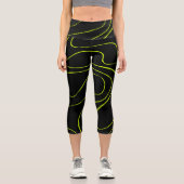 EBB und Flow 2 in Kalkgrün und Schwarz Capri Leggings (Vorderseite)