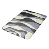 EBB und Flow 4 in Schwarz, Grau und Creme Badematte (Schrägansicht)
