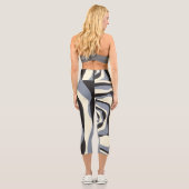 EBB und Flow 4 in Schwarz, Grau und Creme Capri Leggings (Rückseite)