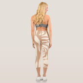EBB und Flow 4 in Tan und Creme Capri Leggings (Rückseite)