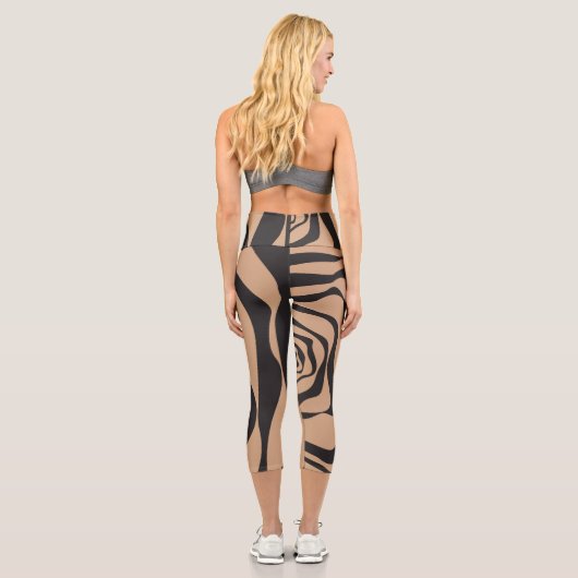 EBB und Flow 4 in Tan und Schwarz Capri Leggings (Rückseite)