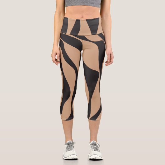 EBB und Flow 4 in Tan und Schwarz Capri Leggings (Vorderseite)