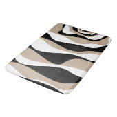 Ebb und Flow 4 - Taupe, Schwarz und Weiß Badematte (Schrägansicht)