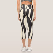Ebb und Fluss in Schwarz, Grau und Creme Capri Leggings (Rückseite)