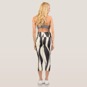 Ebb und Fluss in Schwarz, Grau und Creme Capri Leggings (Rückseite)