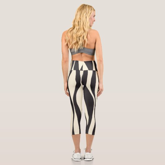 Ebb und Fluss in Schwarz, Grau und Creme Capri Leggings (Rückseite)
