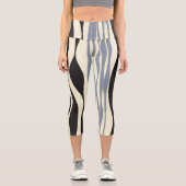 Ebb und Fluss in Schwarz, Grau und Creme Capri Leggings (Vorderseite)