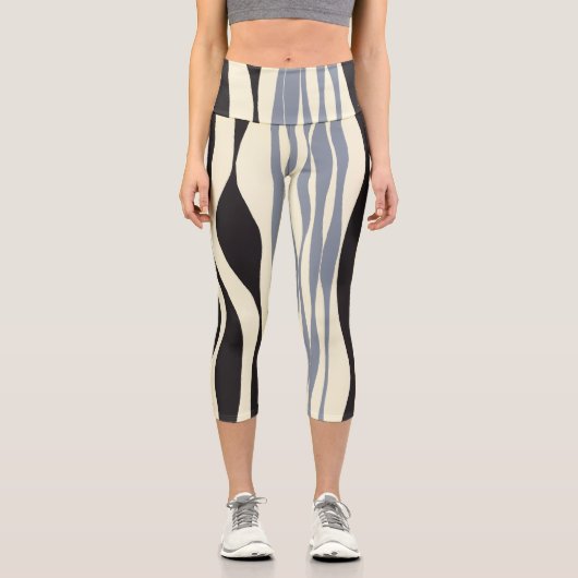 Ebb und Fluss in Schwarz, Grau und Creme Capri Leggings (Vorderseite)