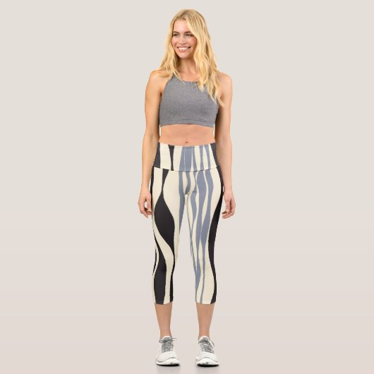 Ebb und Fluss in Schwarz, Grau und Creme Capri Leggings (Vorderseite)