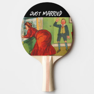 Eben erst verheiratetes lustiges Hochzeit Tischten Tischtennis Schläger