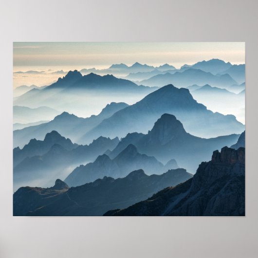 Ebenen der Stille: Foggy Mountains at Dawn Poster (Vorne)