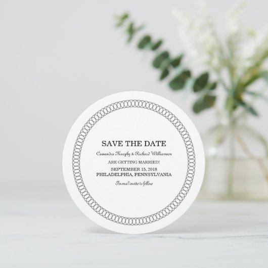 Ebony Encirclated Round Save the Date einladen Einladung (Stehend Vorderseite)