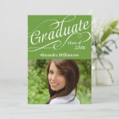 Echt grüner W/Wirbler Script Celebrate Abschluss Einladung (Stehend Vorderseite)