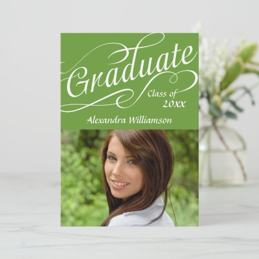 Echt grüner W/Wirbler Script Celebrate Abschluss Einladung (Stehend Vorderseite)