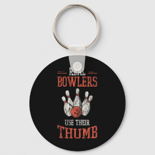 Echte Bowler verwenden ihre Daumenbowlingtechnik Schlüsselanhänger