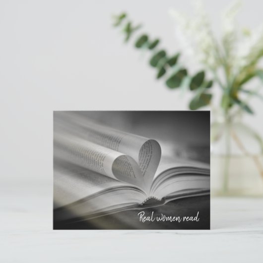 Echte Frauen lesen Postkarten (Stehend Vorderseite)