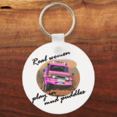 Echte Frauen spielen in Schlammpuddel Geschenke. Schlüsselanhänger (Vorderseite)