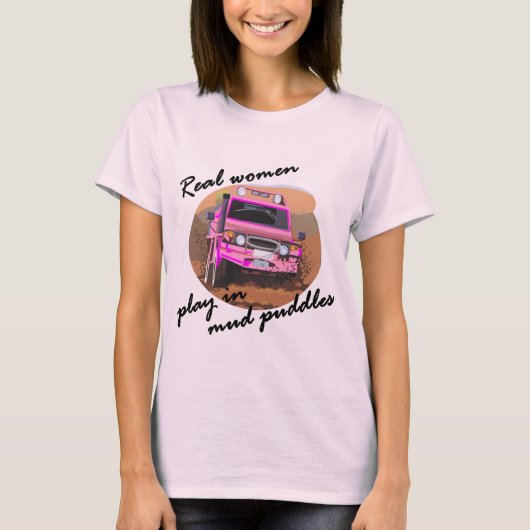Echte Frauen spielen in Schlammpuddel Geschenke. T-Shirt (Vorderseite)