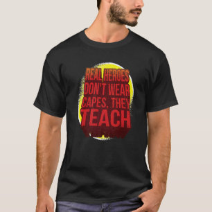 Echte Helden tragen keine Kapen, die sie vorne bei T-Shirt