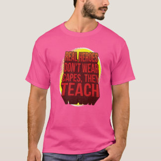 Echte Helden tragen keine Kapen, die sie vorne bei T-Shirt