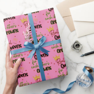 Echte Königinnen reparieren gegenseitig ihre Krone Geschenkpapier