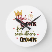 Echte Königinnen reparieren gegenseitig ihre Krone Runde Wanduhr (Vorderseite)